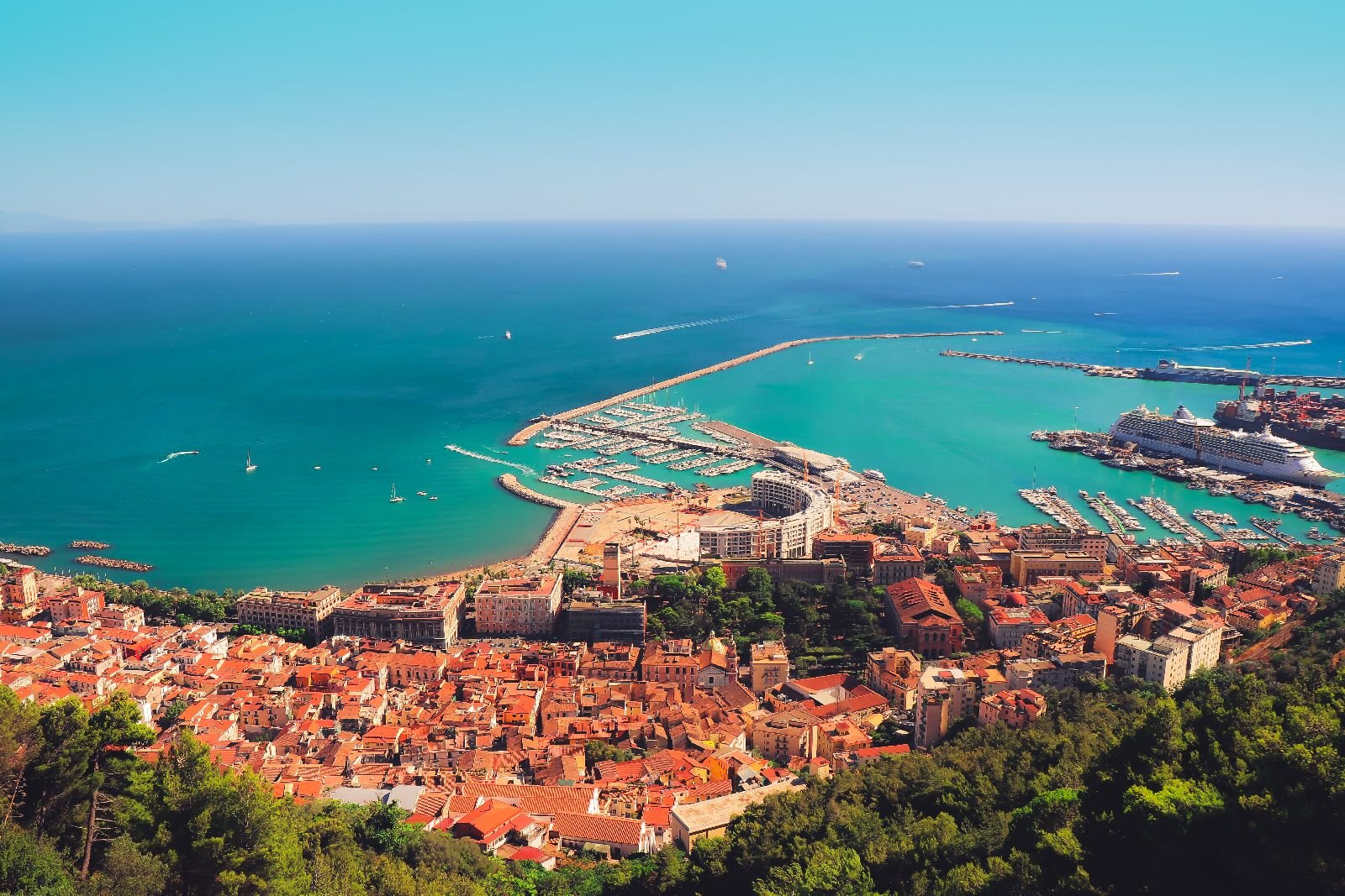 Vista aerea di Salerno: il golfo, il porto turistico e il centro storico