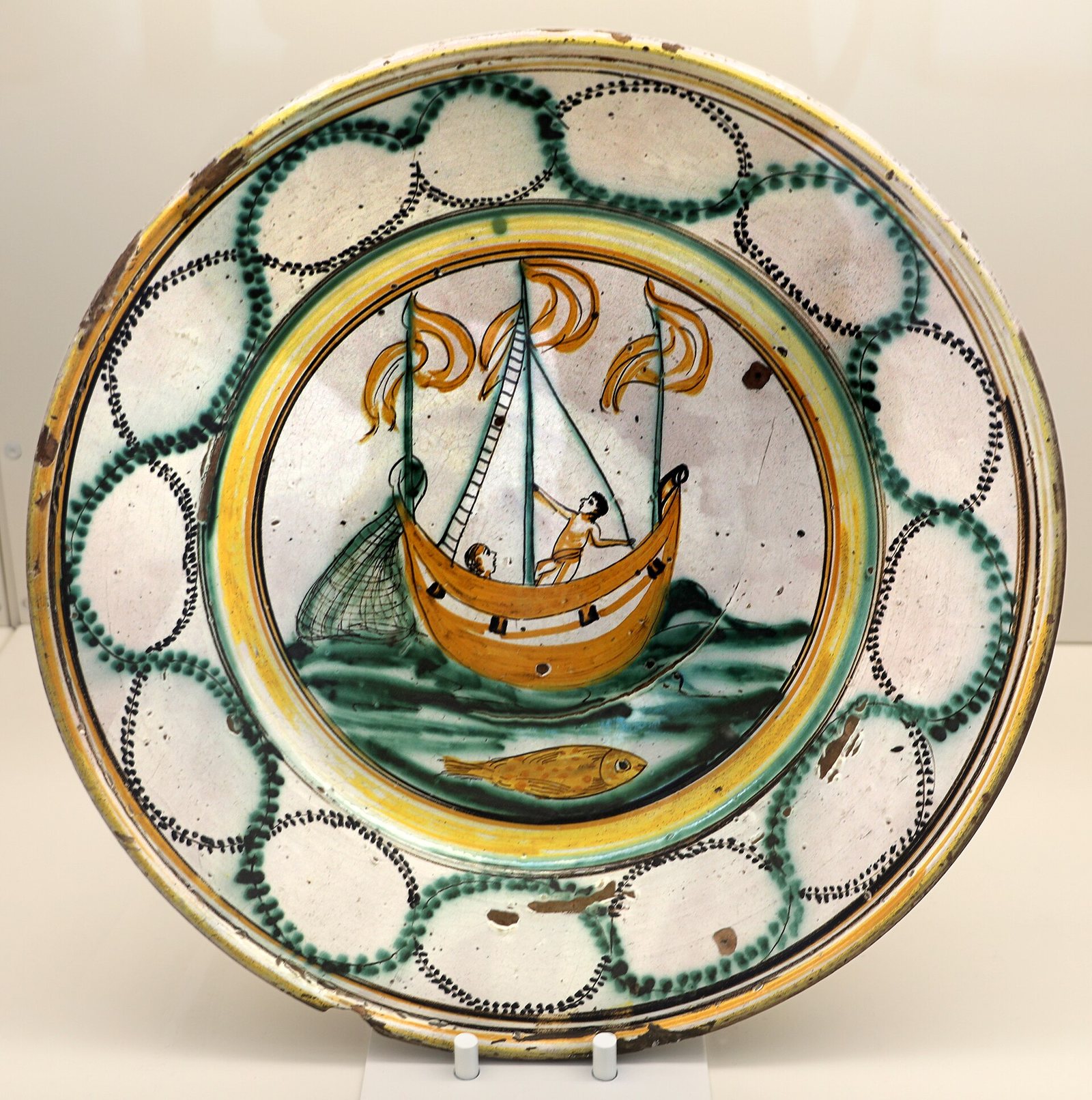 Un piatto in ceramica di Vietri sul Mare decorato a mano