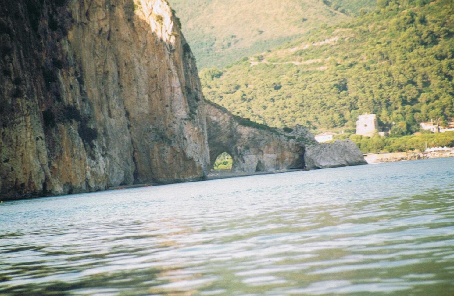 La costa del Cilento con le falesie a picco sul mare