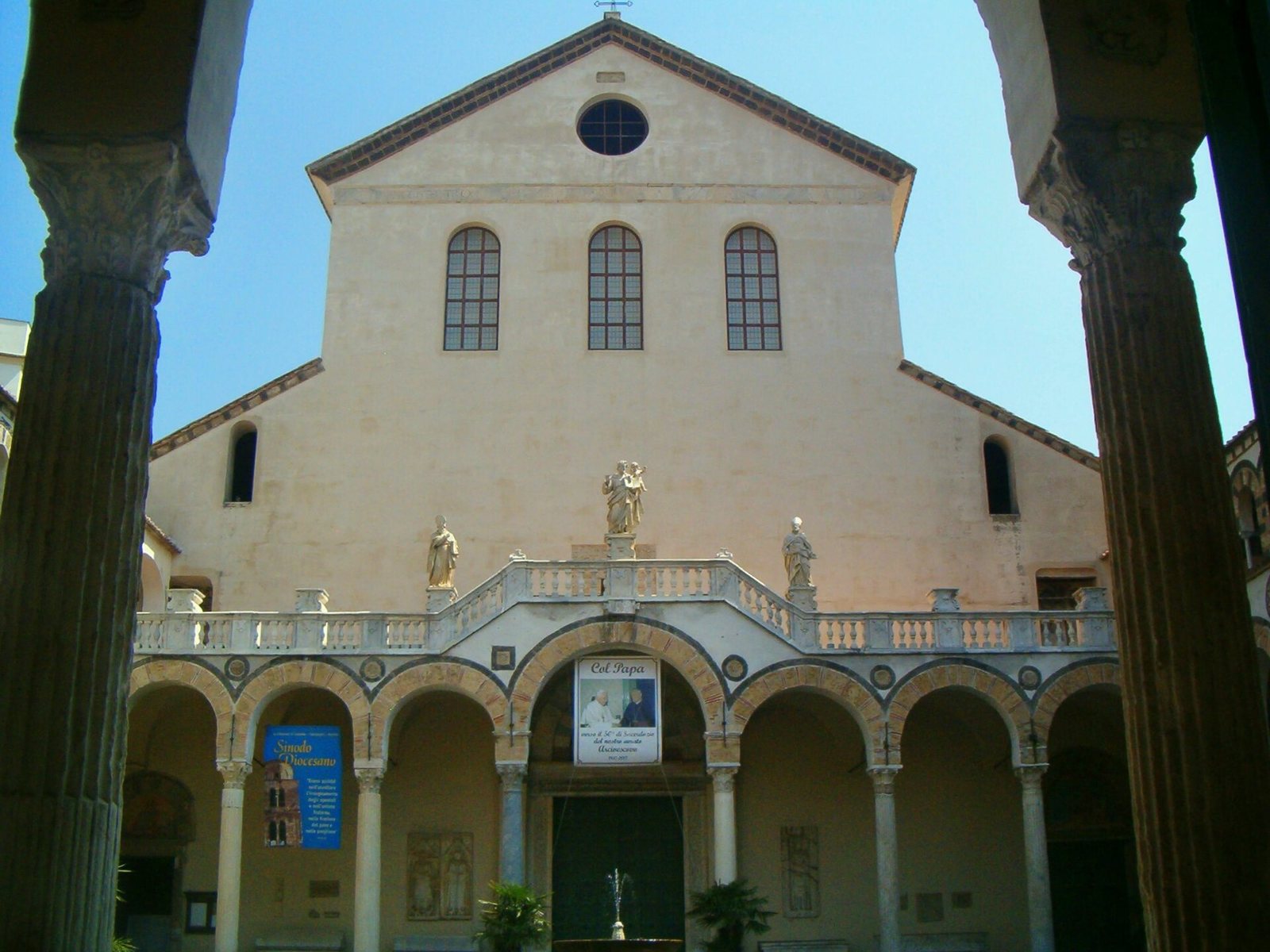 Il quadriportico del Duomo di Salerno con le colonne antiche e il campanile