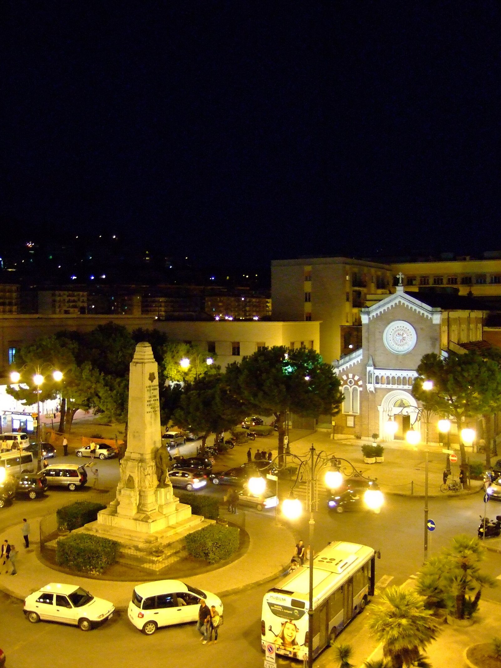 Una piazza di Salerno illuminata di sera