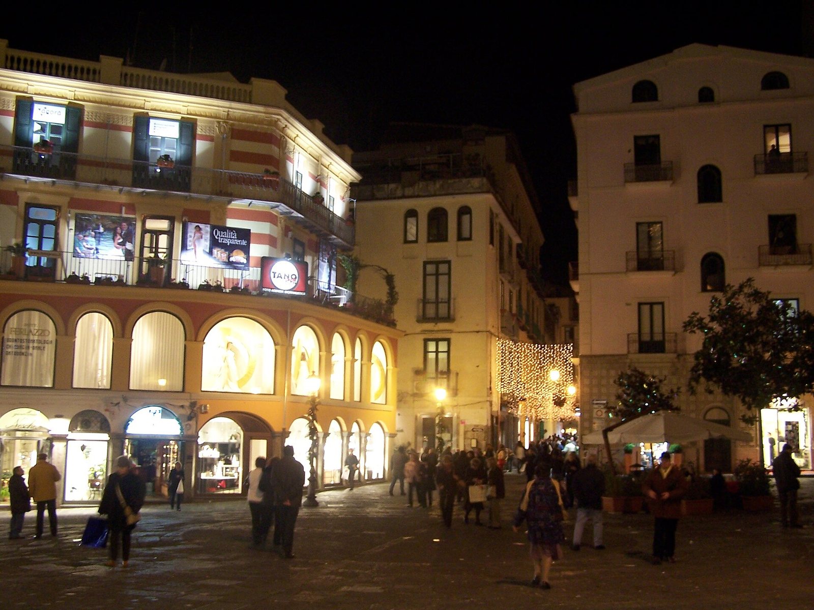 Piazza Portanova a Salerno con i portici e i tavolini