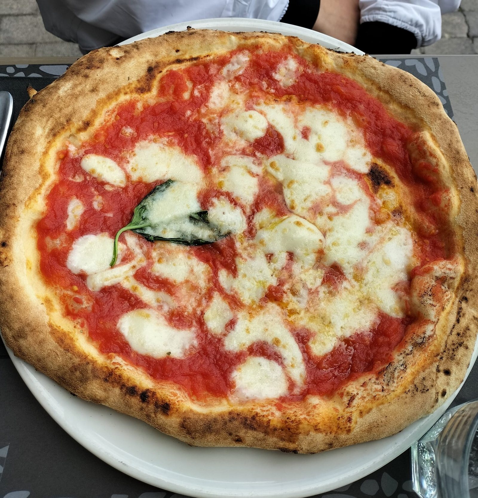 Una pizza margherita napoletana appena sfornata