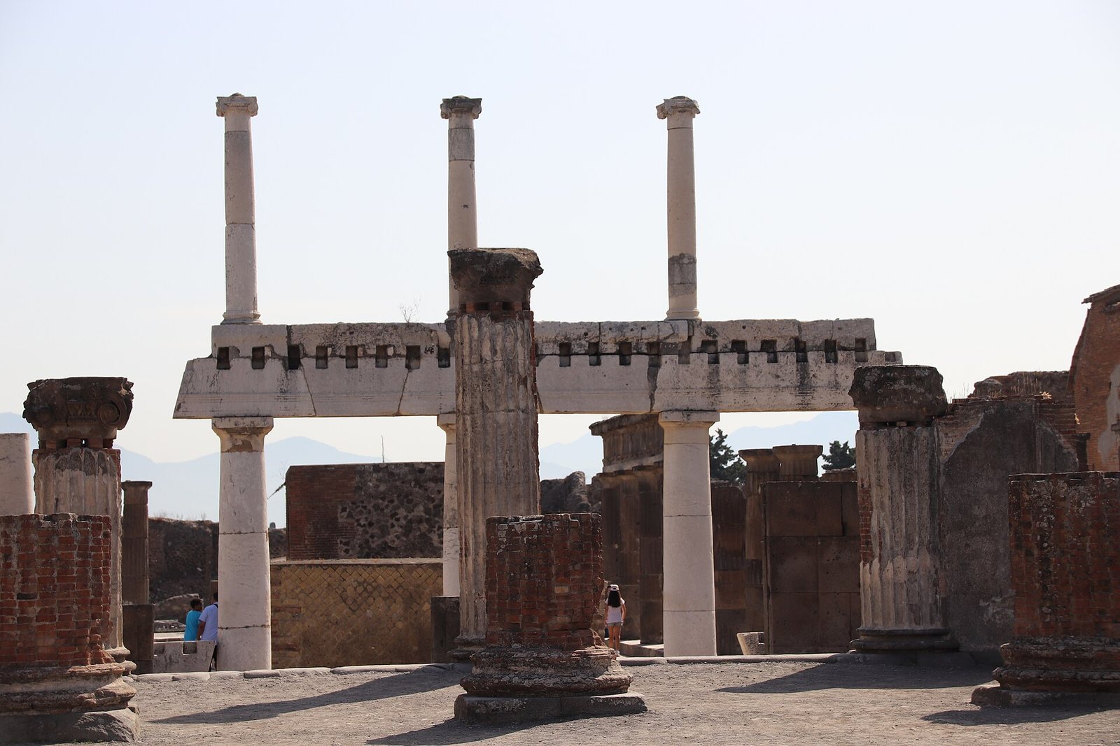 Colonne e resti di edifici negli scavi di Pompei