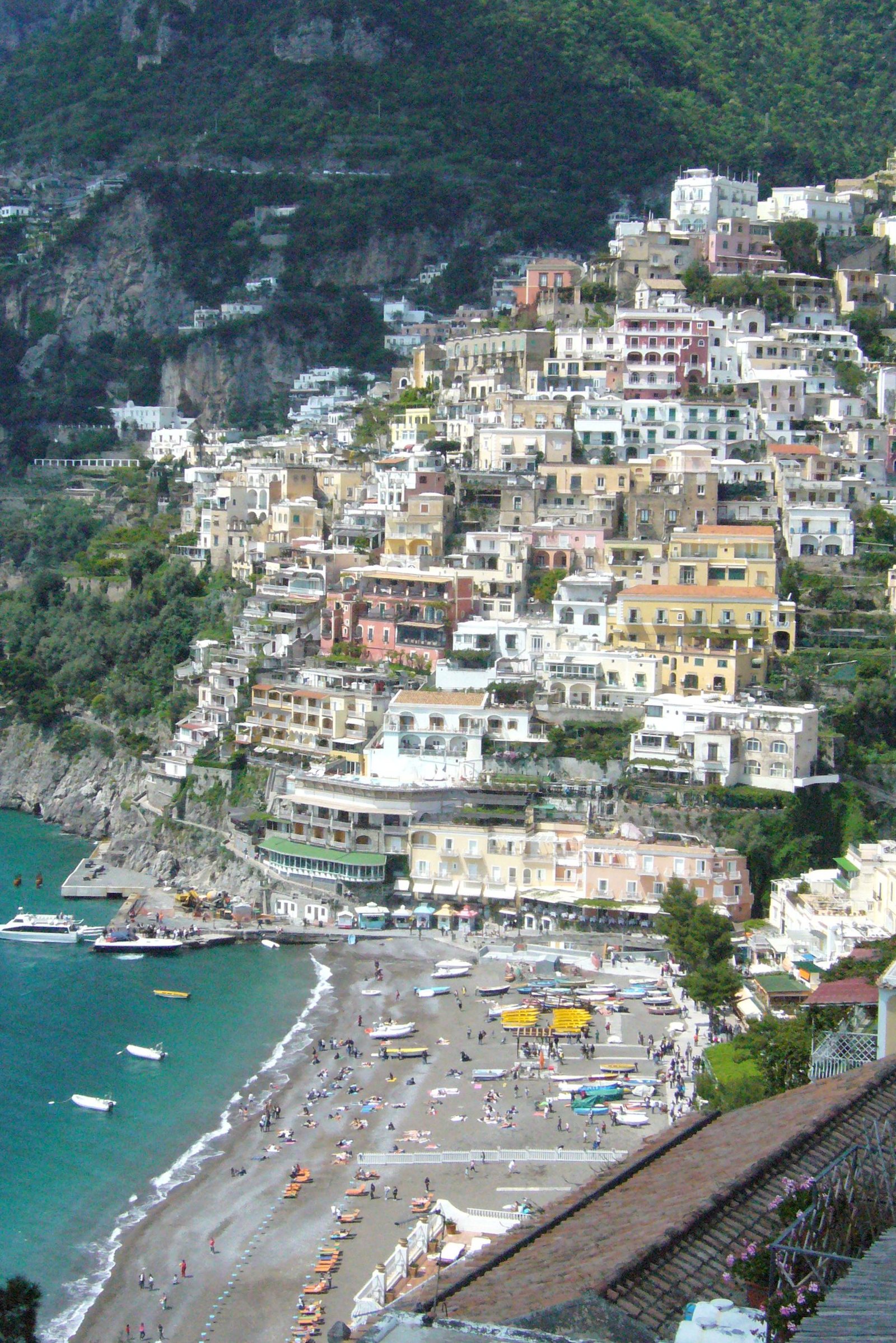 Positano vista dall'alto con le case colorate a strapiombo sul mare