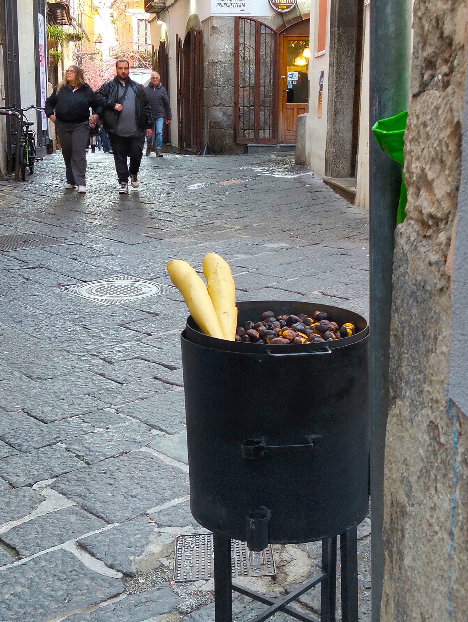Un vicolo del centro storico di Salerno con un banco di caldarroste
