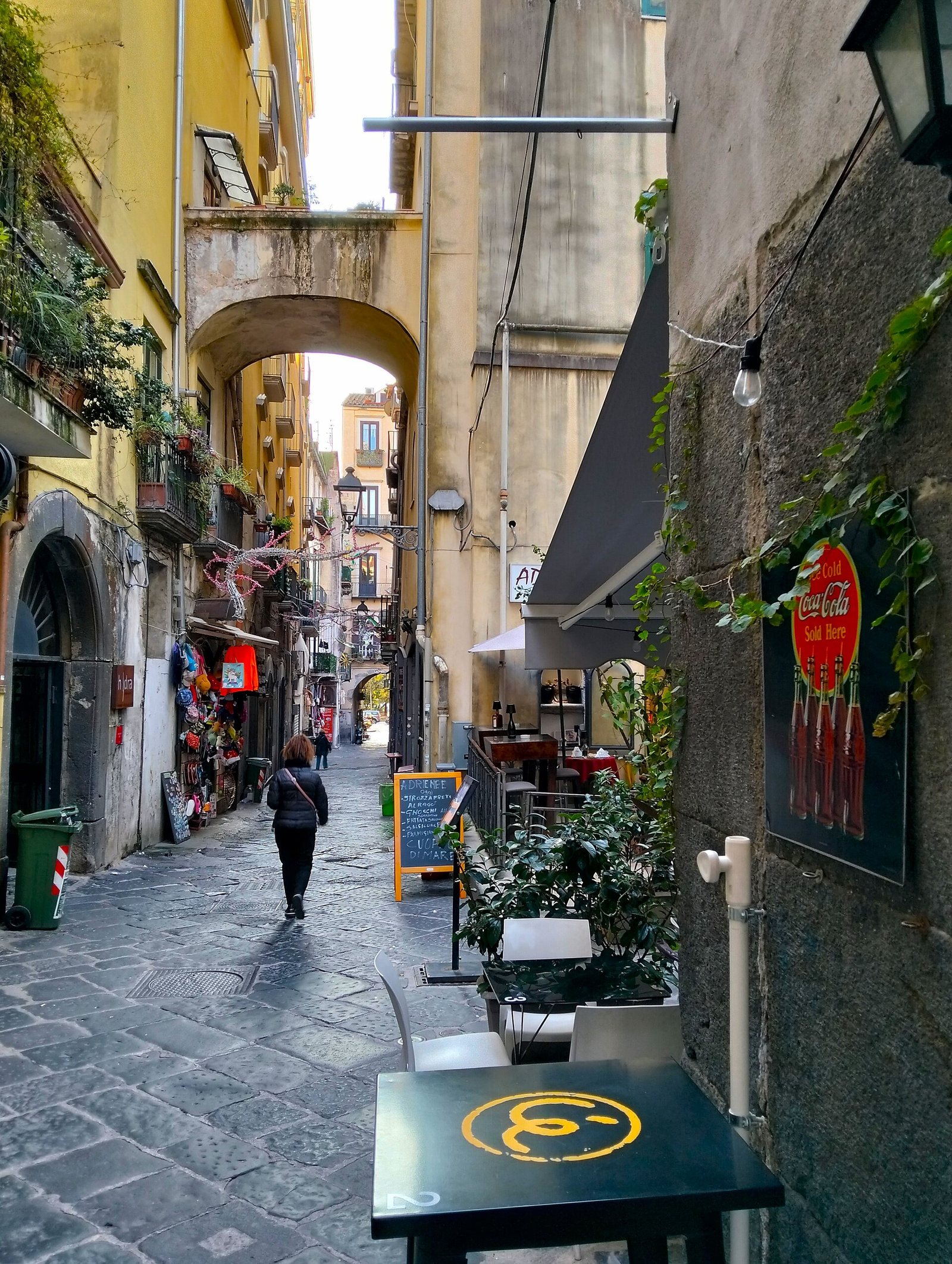 Un vicolo del centro di Salerno con tavolini all'aperto