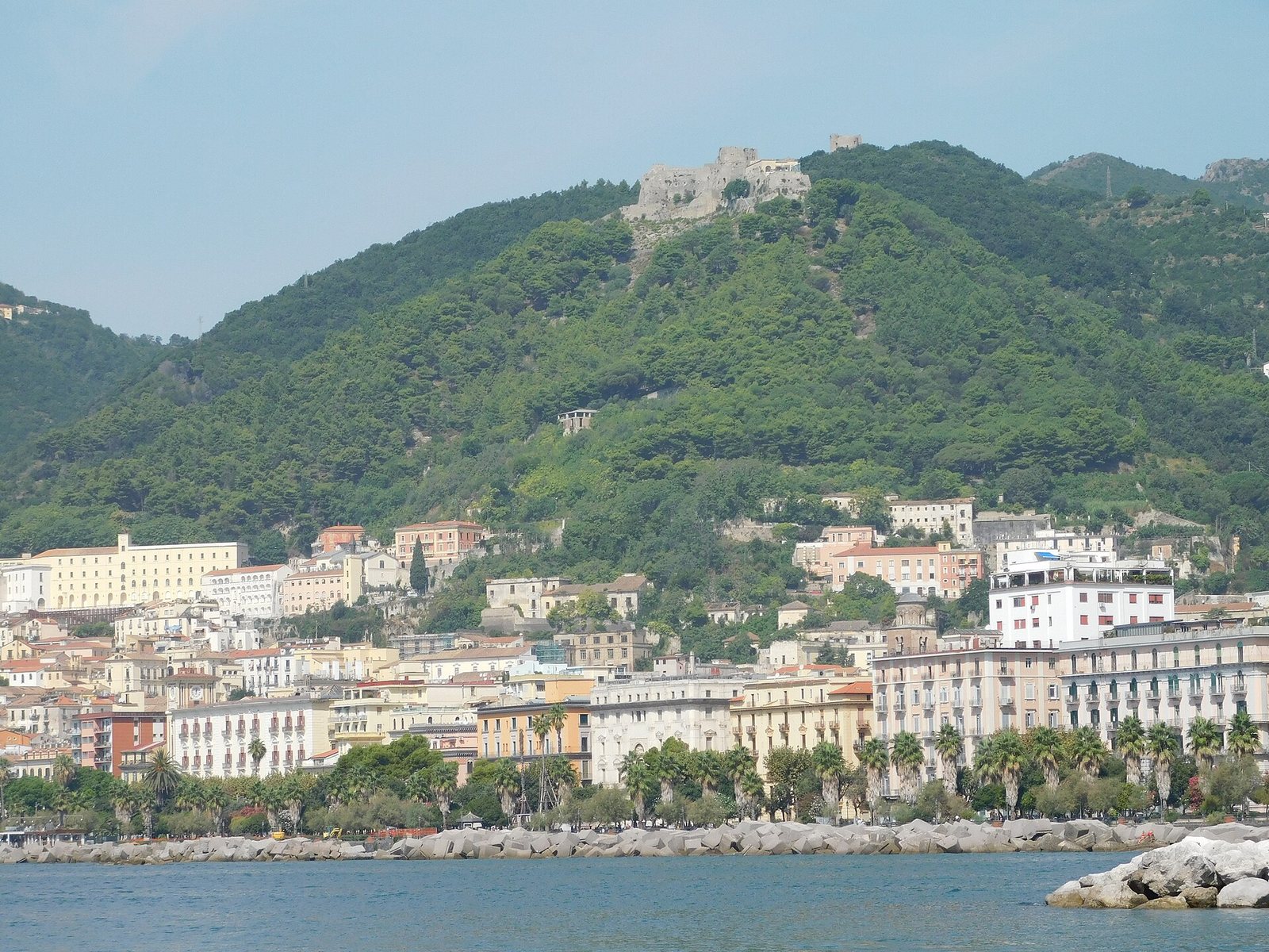 Salerno vista dal mare con la città e le montagne alle spalle