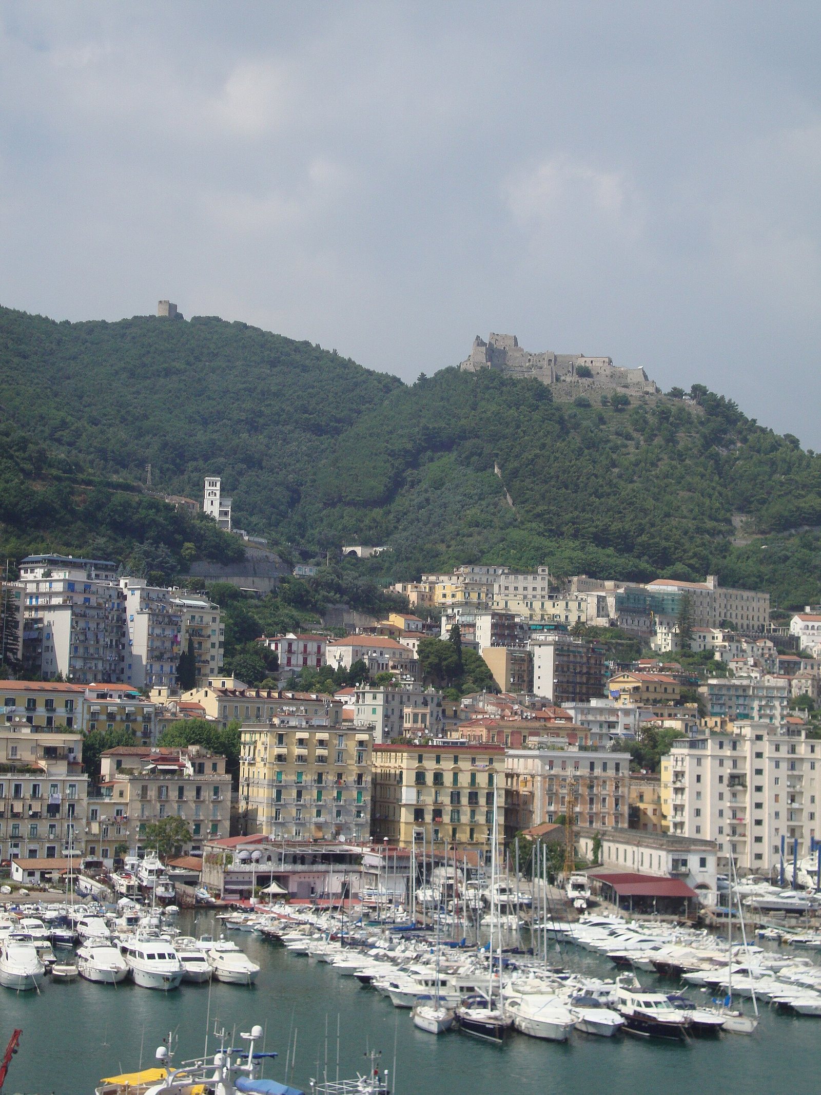 Il porto turistico di Salerno con la città e la collina alle spalle