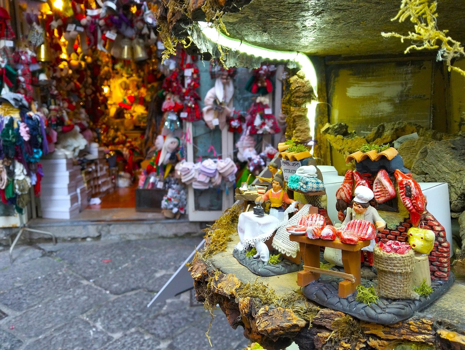 Un banco di figure per il presepe in un vicolo di Salerno