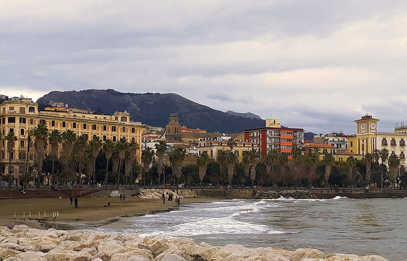 La spiaggia di Salerno con la città e le montagne sullo sfondo