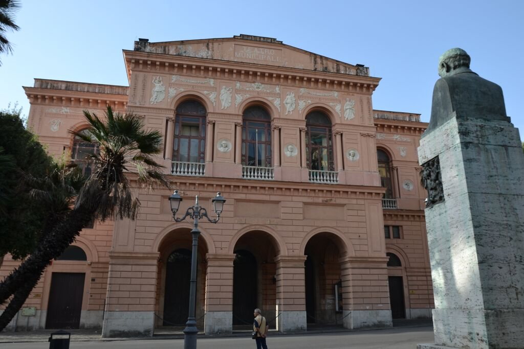La facciata del Teatro Verdi di Salerno