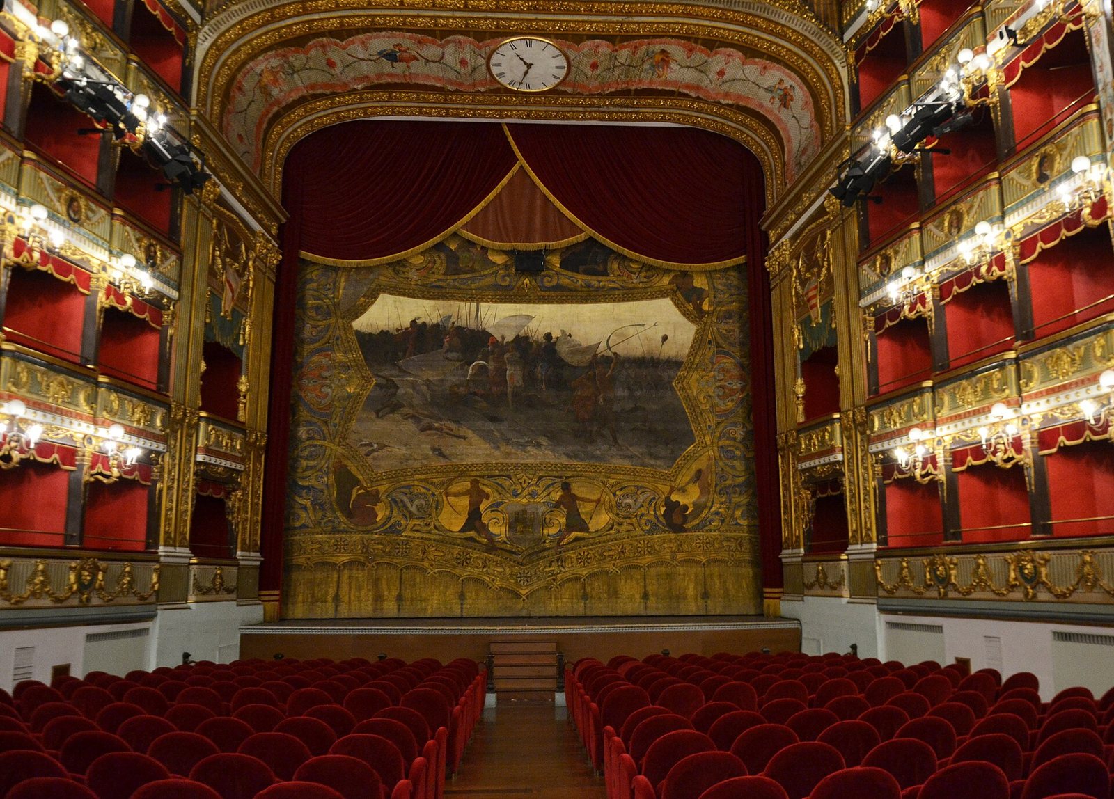 La sala all'italiana del Teatro Verdi di Salerno