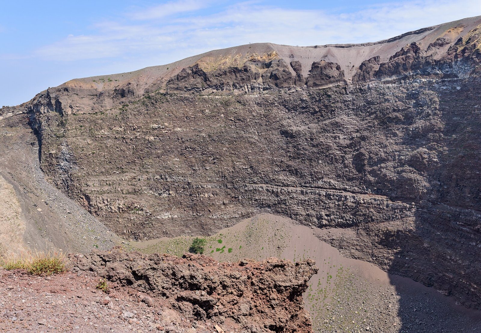 Il bordo del cratere del Vesuvio