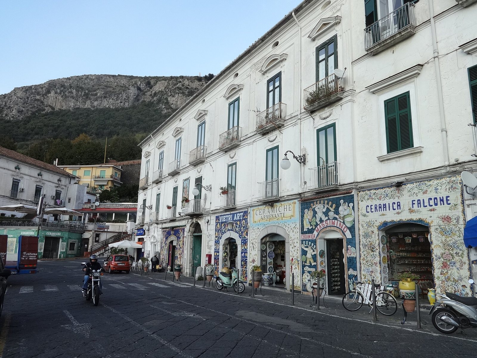 Il corso di Vietri sul Mare con le botteghe di ceramica