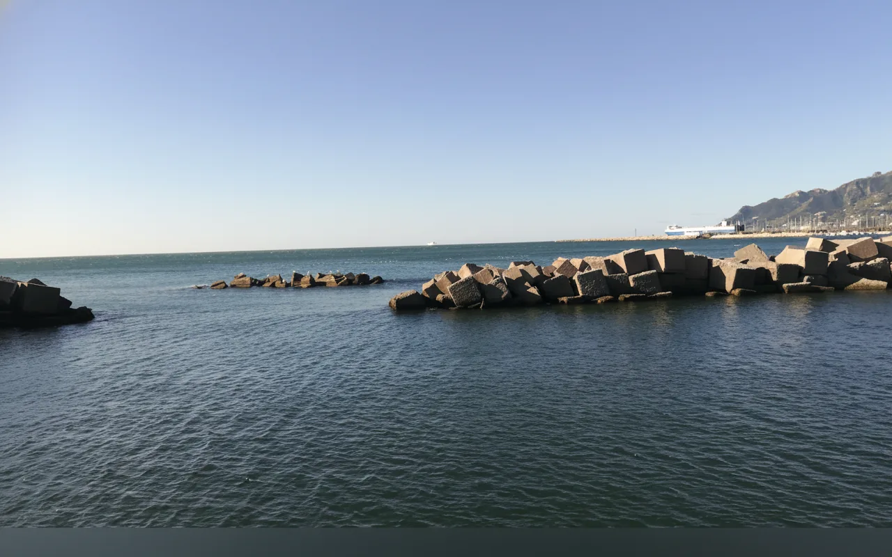Il molo di Salerno con la scogliera e il mare