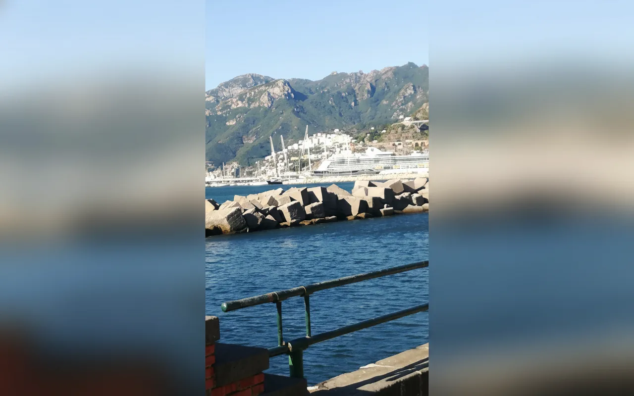 Il porto di Salerno visto dalla banchina