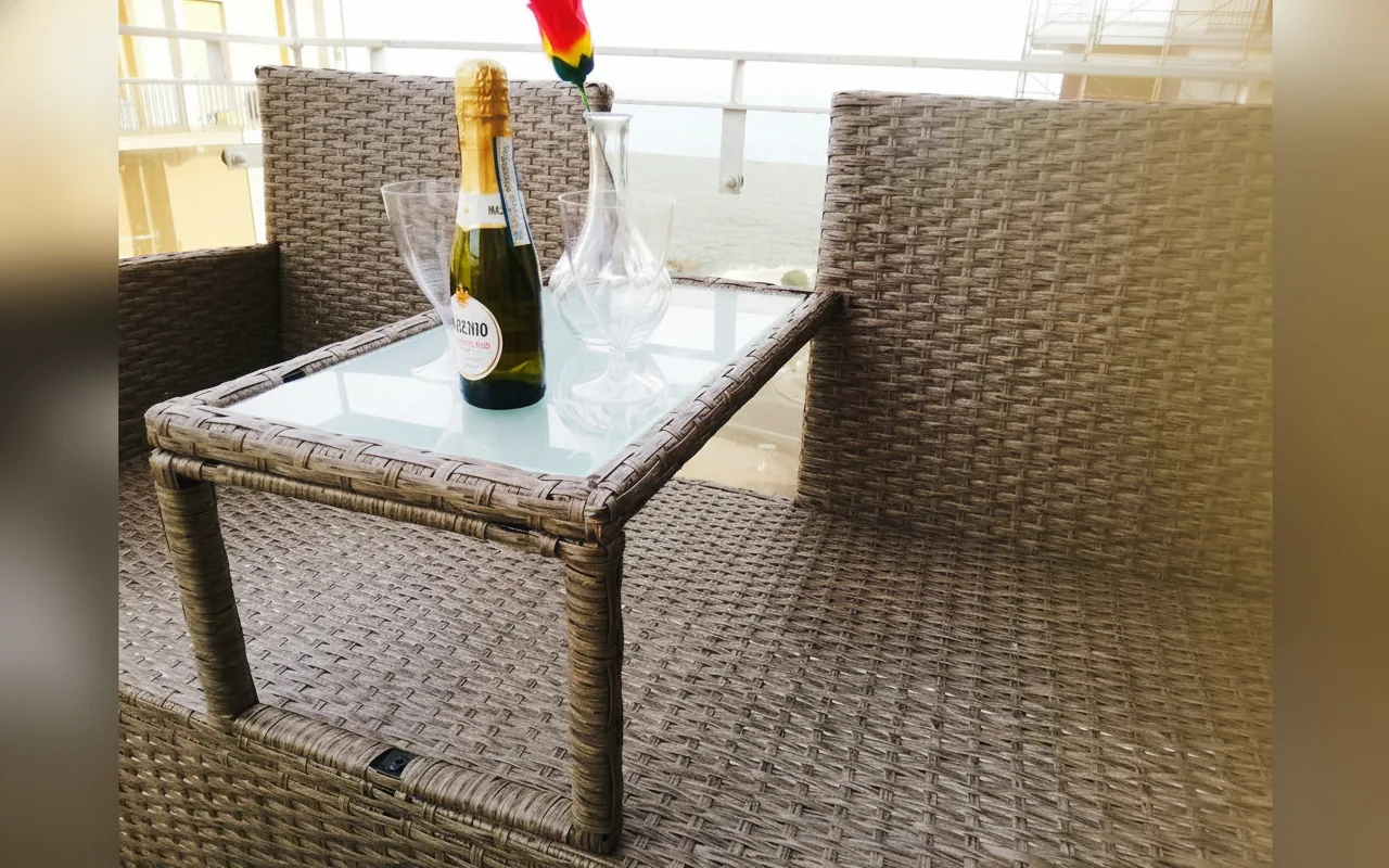 Brindisi di benvenuto sul balcone vista mare